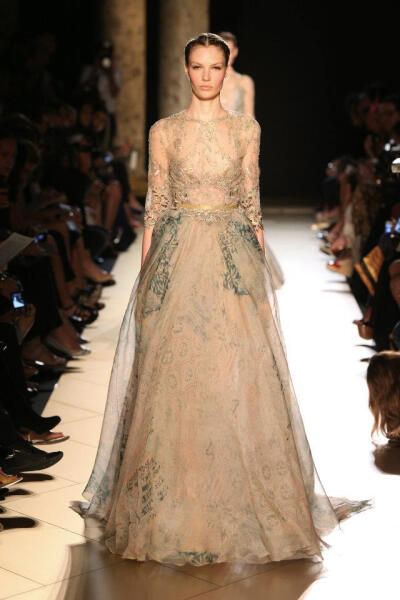 【Elie Saab 2012秋冬高级定制发布秀】这次Elie Saab将重点仍旧集中在舞会礼服和晚礼服上。虽然这些礼服上都加饰了珠子、亮片和水晶，但是它们看起来依旧是那么轻盈夺目。以前，Saab选用的色彩都有点死板或者浑浊。…