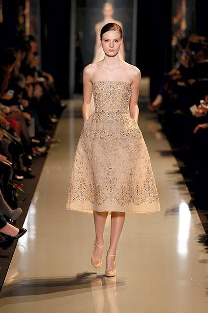 【Elie Saab 2013春秋高级定制发布秀】什么是 Saab 的标志设计呢？当然，珠绣工艺，这次展现为色调叠加或者蕾丝上的银色刺绣，以及不同透明度的薄纱。这一次，色彩低调的花朵图案上叠绣着黑色珠子的裙装最为出彩，尤其是那件7份袖的圆摆派对裙。这件不走奥斯卡红毯的路线，但绝对出众。@我的盖世英雄