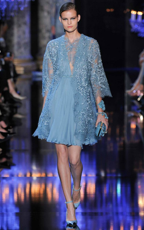 【Elie Saab 2014秋冬高级定制发布秀】黎巴嫩仙裙大师把一日之中最绮丽的天空化做这一席流动的盛宴，从清晨的鱼肚，到傍晚的焰霞，再到午夜的星穹，简直美到让人落泪。@我的盖世英雄