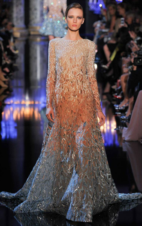 【Elie Saab 2014秋冬高级定制发布秀】黎巴嫩仙裙大师把一日之中最绮丽的天空化做这一席流动的盛宴，从清晨的鱼肚，到傍晚的焰霞，再到午夜的星穹，简直美到让人落泪。@我的盖世英雄