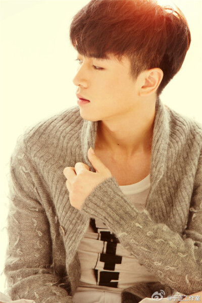 陈晓 我只是觉得陈晓的颜不来一张说不过去啊~正气的五官啊~其实我倒是觉得他拍硬照减少了他的帅气