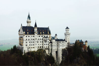 世界上没有一个国家像德国那样拥有如此众多的城堡，据说目前仍有14000个。在众多的城堡中，最著名的是位于慕尼黑以南富森的阿尔卑斯山麓的新天鹅城堡。因其壮观美丽及高贵的气质，也被称为是“最接近童话的地方”