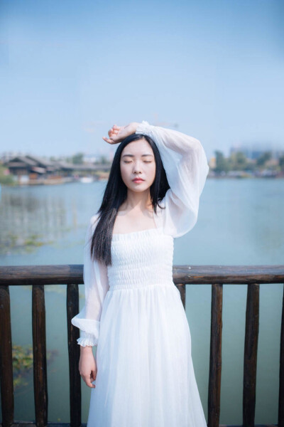 蒹葭苍苍，白露为霜。