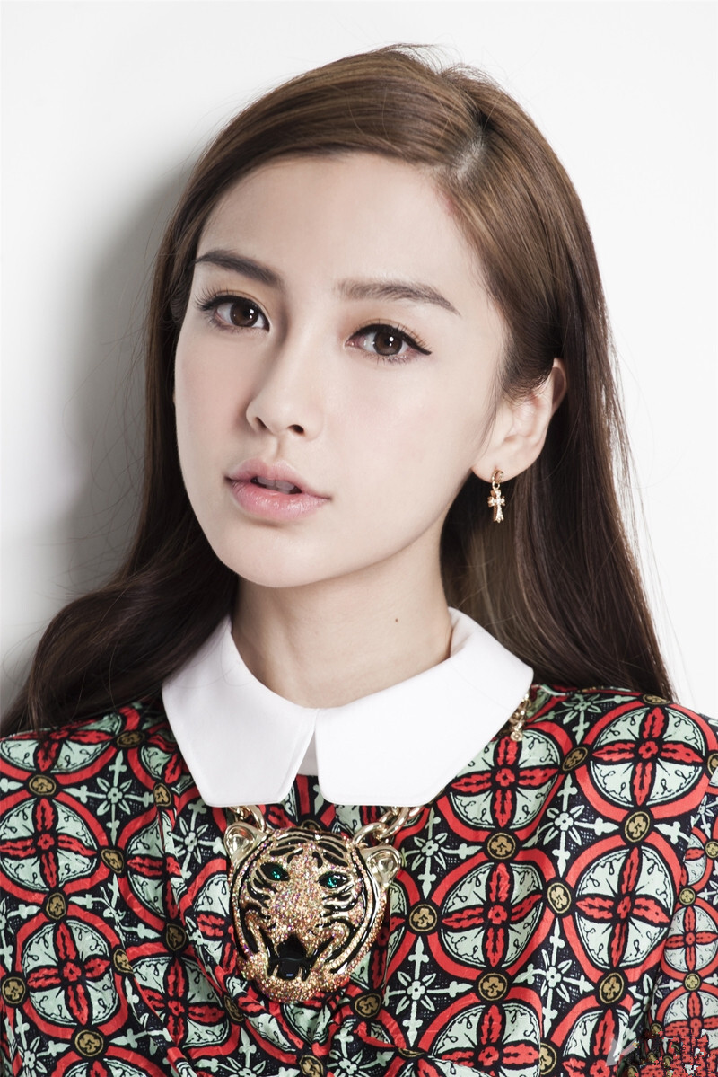 angelababy,中文名杨颖,1989年2月28日出生于上海,13岁时移居香港