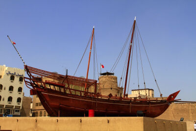 迪拜博物馆坐落在阿法迪城堡（Al Fahidi Fort）内，这座城堡是迪拜最古老的建筑，建于1787年，曾经是守护迪拜的军事要塞，后加建了艺术馆，用以介绍阿拉伯人的祖先贝多因人的历史。 城堡的门口有两门古炮，走进阿法…