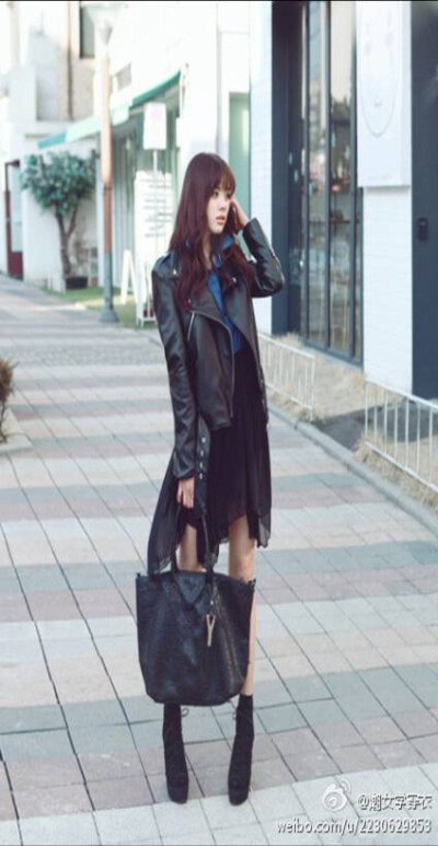 皮夹克搭上不规则的雪纺裙