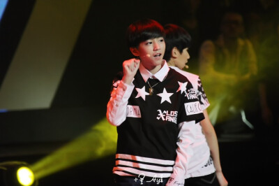 TFBOYS 王俊凯 Karry Wang 140415 音悦V榜年度盛典 图cr: 怪_Ayi