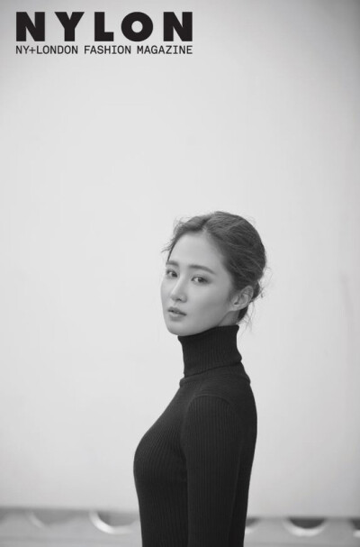 韩国女团少女时代成员侑莉近日携手杂志《NYLON》拍摄了一组写真。此组写真以黑白色为主，侑莉分别身穿黑色连衣裙、皮衣以及黑色高领毛衣，展现了不同的优雅、干练的气质