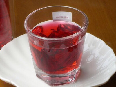 玫瑰茄茶 食材：玫瑰茄3个、蜂蜜适量 做法： 1)备好玫瑰茄，拍了4朵，用3朵就行了，多了太酸 2)玫瑰茄放入杯中，冲入开水，可以看到花朵上的玫瑰红色开水慢慢渗出 3)盖盖焖5分钟左右，颜色一点点变红 4)越来越红啦 5…