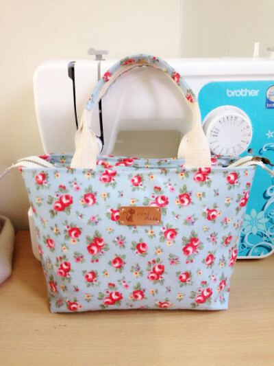 手作第一个防水布包新鲜出炉！CK的布真是怎么都好看！惊讶于我的缝纫机惊人的吃厚能力，普通针四层防水布轻松过。气消笔的印子还没消就晒出来啦！细节的地方还有待加强，不过第一次做，也很开心啦！