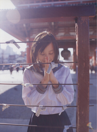 今年的愿望是！！！考试顺利，怎么吃都不会胖，然后，恋爱运再多一点！拜托拜托……---女子高中生无外乎就在乎这三大件事了。【堀北真希】