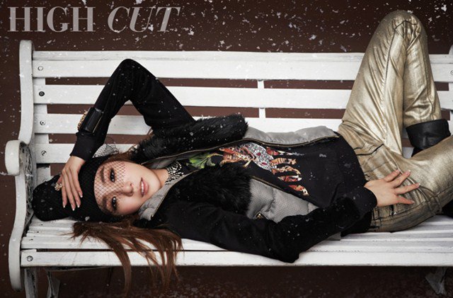 于今天发行的 High Cut Vol.90，杂志中少女时代的Tiffany ！ 在官方公开的画报中，Tiffany 为了迎接冬天的来临，穿上碎花搭配皮草，呈现出相当保暖的感觉。