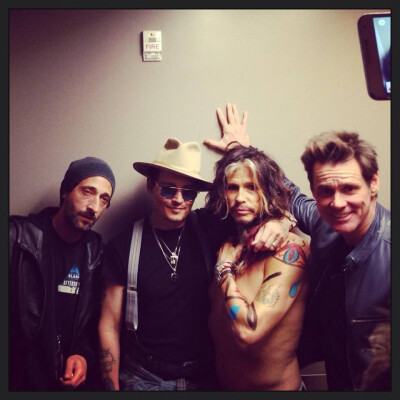 2014.7.31#史上最强合影##Jim Carrey#，Steve Tyler，#Johnny Depp#还有Adrien Brody在Aerosmith concert后台的合影