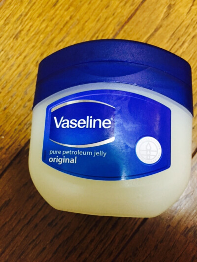 vaseline，下面有各种使用方法，保湿力超好。