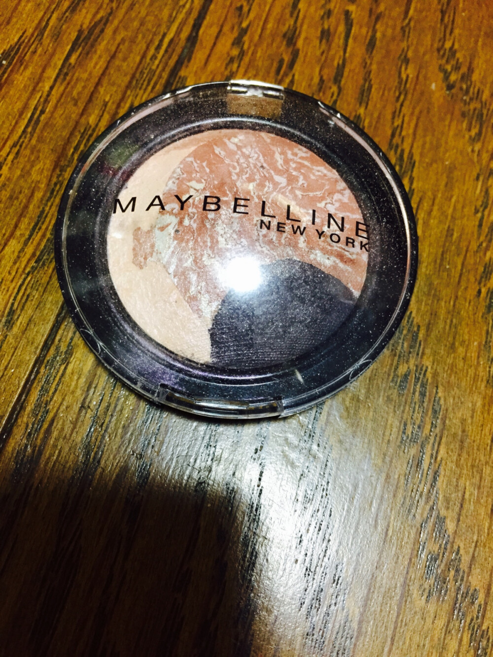 maybelline的眼影，这家东西好用，价格合理又亲民，这个是PK2，质地有一点硬，颜色也是涂很多次才显色，不过用来打底很合适，刚开始化妆还不伤手的人推荐使用，不会一次下手太重。虽然听上去好像不太好，但质地硬也不一定就是坏事，而且这款眼影珠光很细，约会妆可以用。