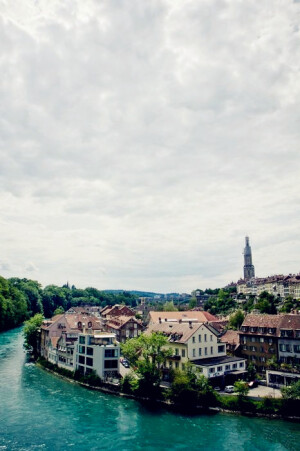   Bern,Switzerland。瑞士伯尔尼，位于瑞士西半部领土中央偏北之处，仅次于苏黎世和日内瓦的第三大城，是伯尔尼州首府，亦是该国首都。1983年起， 伯尔尼就是联合国世界文化遗产， 这个浪漫的老城是瑞士的首都， 1191年建城， 拥有欧洲保护最完好的中世纪古城之一。