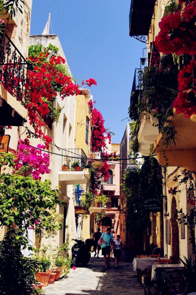 Chania, Crete, Greece。希腊克里特岛干尼亚，旧译“哈尼亚”，位于克里特岛西端，是仅次于伊拉克利翁的克里特岛第二大城市，在1971年之前，曾是克里特岛的行政中心。城内保存有浓厚的威尼斯遗风。克里特岛中保留者…