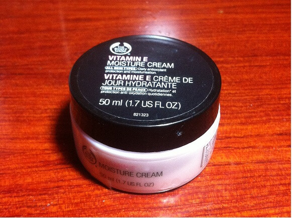 THE BODY SHOP 维他命VE保湿日霜50ml保湿抗氧化 这款别人帮忙再TW带的，超贵的，所以说再TW买TBS的东西一点也不划算，不过这一款还不错，很保湿，味道也蛮淡雅的~