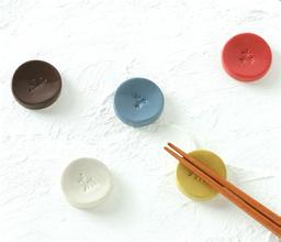 纯色小扣子、坠子。文艺饰品