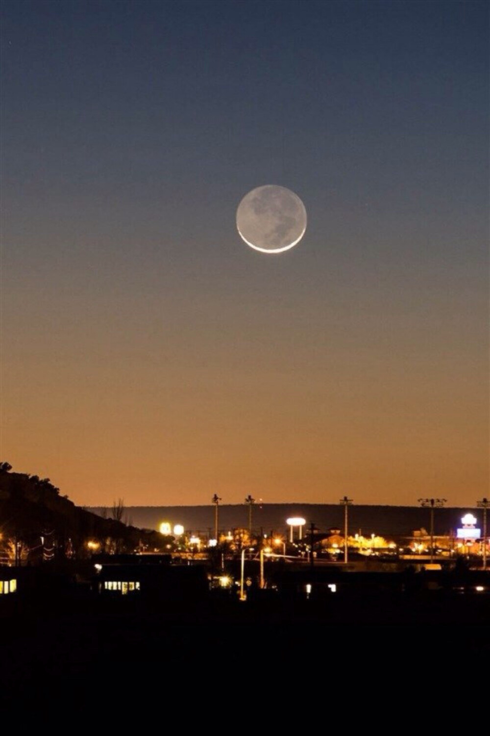 夜景 月亮下的城市