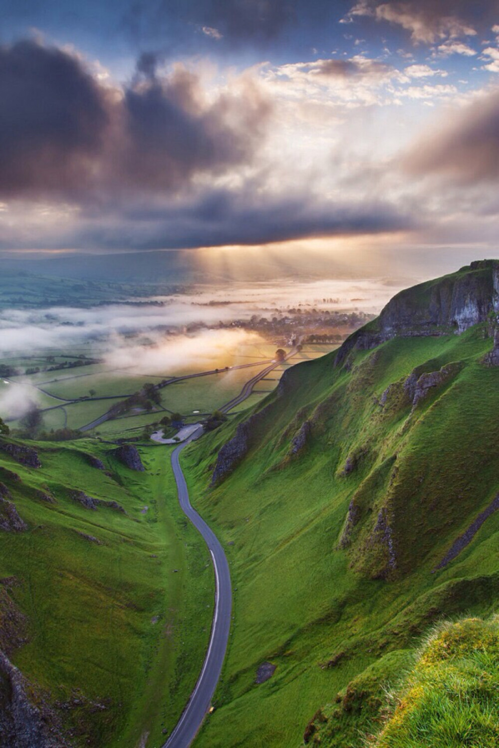 Sunrise at Winnats Pass 2014英国年度风光摄影大赛获奖作品：Winnats Pass 的日出 摄影：Sven Mueller