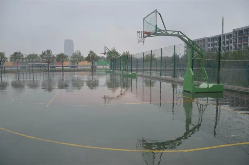 雨初停，如镜一般的篮球场。