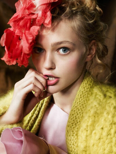 模特兼画家的Sasha Pivovarova有一种艺术家的气质