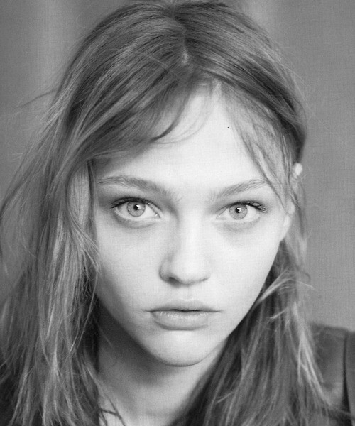 模特兼画家的Sasha Pivovarova有一种艺术家的气质