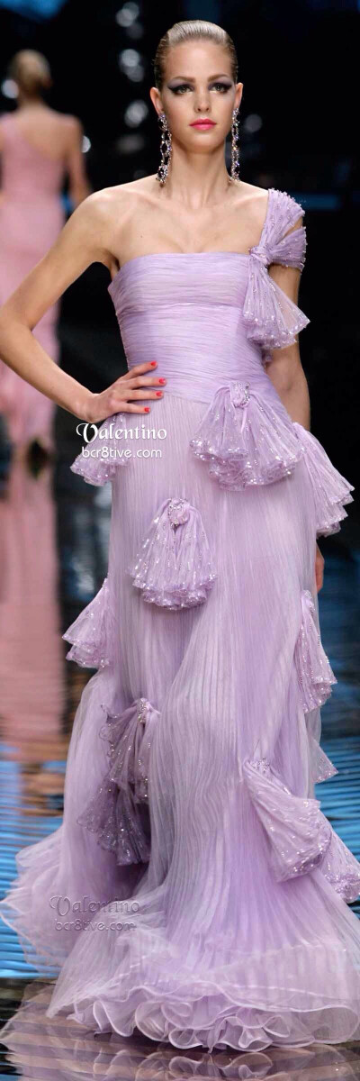 定格在华服霓裳之Valentino！