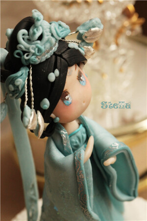 又是唐风汉服， ，女冠灵感来自上官婉儿，，so 娃娃叫婉儿，，头发太费时间还不咋地，，，背后有玄机，，，  软陶时装娃娃