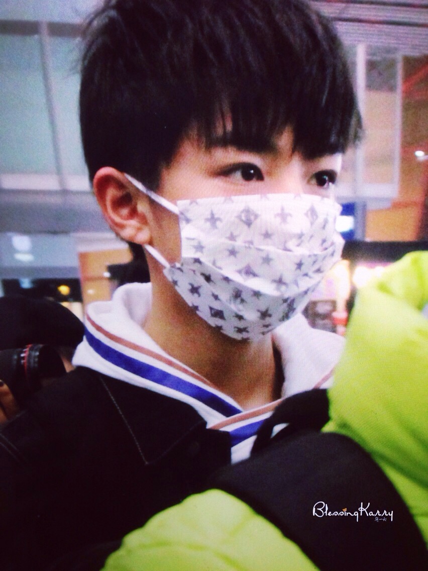 TFBOYS王俊凯 2014.11.26 北京首都机场-重庆江北机场。cr.LOGO