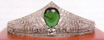 由巨大的绿宝石镶嵌成的王冠是卢森堡女大公夏洛特和波旁王朝的王子结婚时打造的，它只有大公妃才能佩戴。