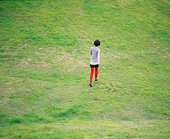 我知道黑桃代表卫兵的剑 我知道梅花是战争的炮枪 我知道钻石象征着财富 但是那并非我心的形状 并非我心的形状