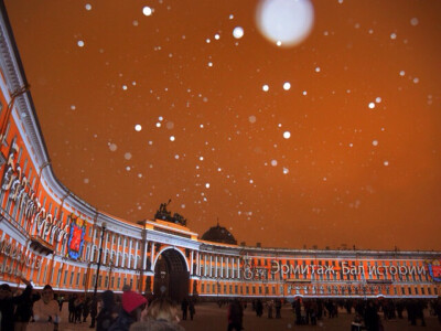 俄罗斯圣彼得堡，民众聚集在冬宫广场欣赏梦幻的3D灯光秀。此次表演是为了庆祝冬宫博物馆成立250周年而特别呈现的。摄影师：Ruslan Shamukov