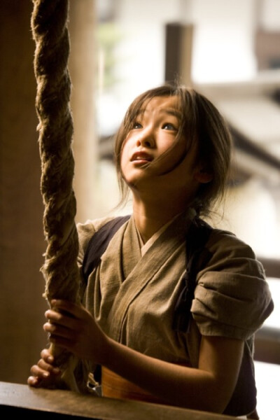 干活的时候会用一种名为“襷”的带子将和服的袖子撩起以免妨碍做事。【襷：日本人劳动时挽系和服长袖的布带子，在身后打十字结。】