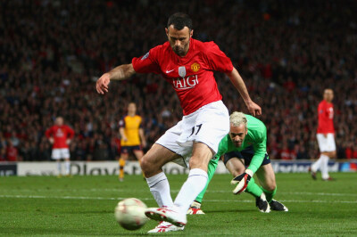 恩·约瑟夫·吉格斯，OBE（Ryan Joseph Giggs，1973年11月29日－），是一名威尔士职业足球运动员，司职中场