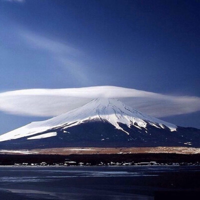 日本静冈县，时区[+9小时]。富士山出现的罕见飞碟云。摄影师：Zhikai