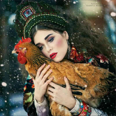 Margarita Kareva 是一名颇具天赋的俄罗斯女摄影师，她的摄影作品中满是魔法和幻想色彩。通过真实的道具和后期制作，创作了梦幻般神奇的照片。