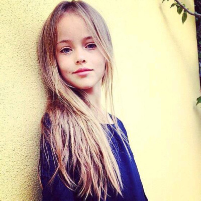 这位年仅9岁的俄罗斯小女孩Kristina Pimenova，身材比例就已经很好，超模范尽显。她从3岁开始尝试模特工作，5岁就有了走伸展台的经验。由于妈妈Glikeriya Pimenova本身就是个名模，Kristina绝对有青出于蓝的潜质！[…