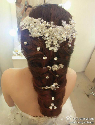 白色新娘发饰，用在新娘头上，美美的