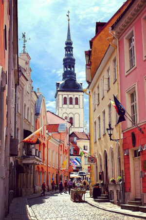 Tallinn,Estonia (by TOTORORO.RORO, via Flickr)。爱沙尼亚塔林，始建于1248年丹麦王国统治时期，1991年恢复独立后成为爱沙尼亚共和国首都。塔林市位于爱西北部，濒临波罗的海，塔林港是爱沙尼亚最大的港口，历史上曾一度是连接中东欧和南北欧的交通要冲，被誉为“欧洲的十字路口”。