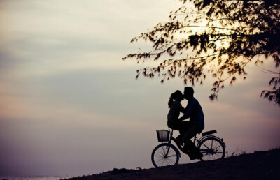 简单爱，情侣骑单车夕阳唯美图片，情侣骑自行车浪漫图片，骑单车头像，幸福单车，男生骑单车带女生等图片。