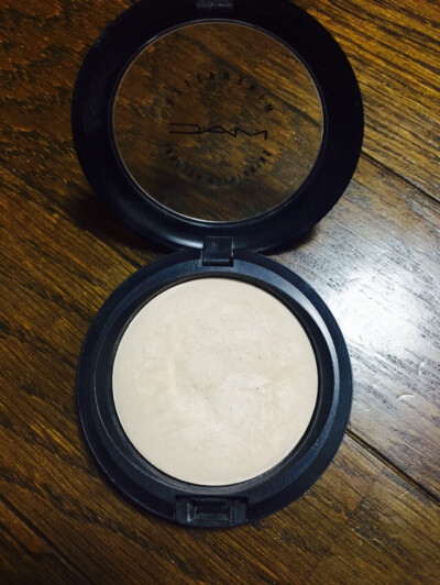 MAC的face powder，颜色是natural light，稍微偏白一点而已，有少量珠光。粉很服帖，因为是矿物质粉饼所以不会堵塞毛孔，可以减轻每天化妆的皮肤负担。