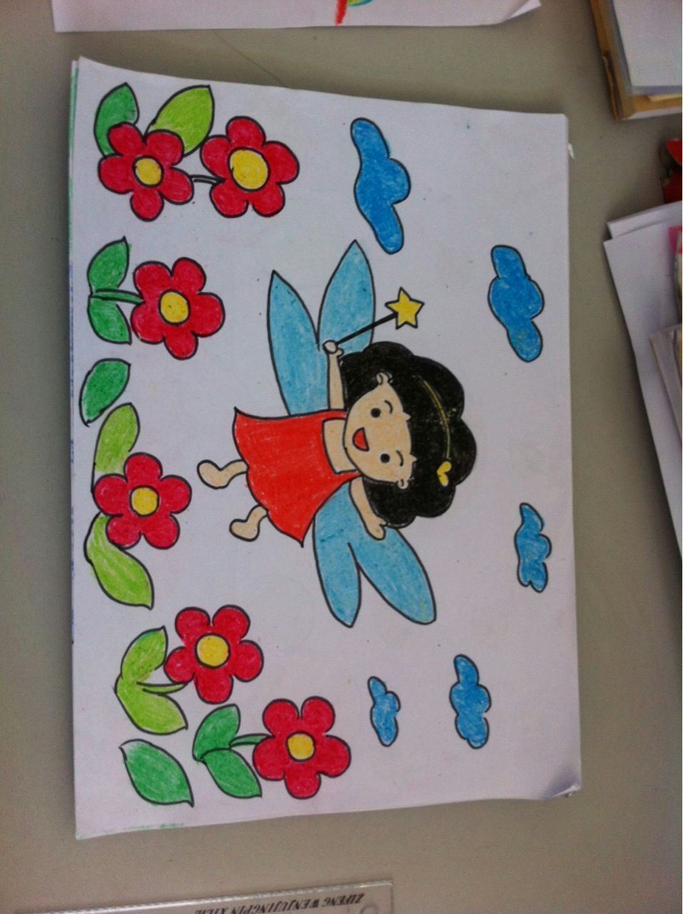 挥着翅膀的小女孩