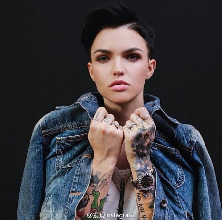 之前在网上爆红的五分钟由女神变男神的美女Ruby Rose，澳大利亚DJ，模特兼MTV主持人，她的眼神中带着不羁和诱惑，身上的纹身华丽抢眼，充满摇滚气息，装扮可冷艳性感也可中性帅气