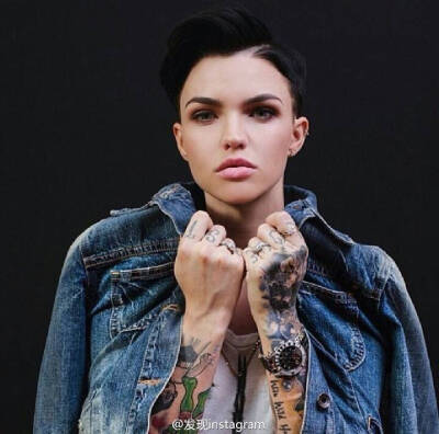 之前在网上爆红的五分钟由女神变男神的美女Ruby Rose，澳大利亚DJ，模特兼MTV主持人，她的眼神中带着不羁和诱惑，身上的纹身华丽抢眼，充满摇滚气息，装扮可冷艳性感也可中性帅气