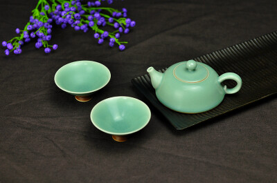 中国龙泉青瓷 手工茶壶之一壶二杯