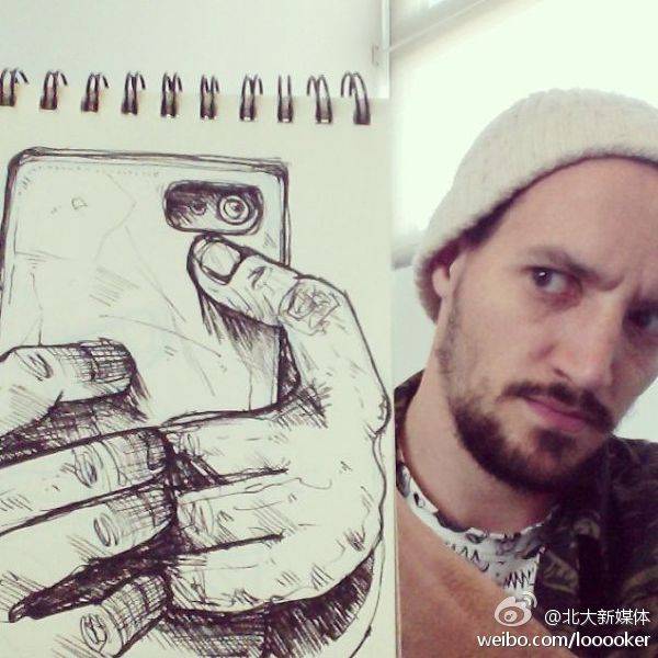 来自法国的插画师David Troquier（共9张）厌倦了让他画笔下的人物呆在二维的世界，于是把他们放进了三维的地球，然后就有了下图中蒙娜丽莎前的蜘蛛侠，车窗边的梦露……再然后这些小人就从纸片上活过来了！小编的话:周末好，各位！@昕诺