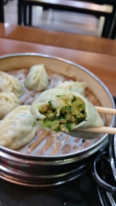 这是时蔬鸡蛋饺。菜是油菜 放有姜片鸡蛋煎成金黄剁碎。还不错哟