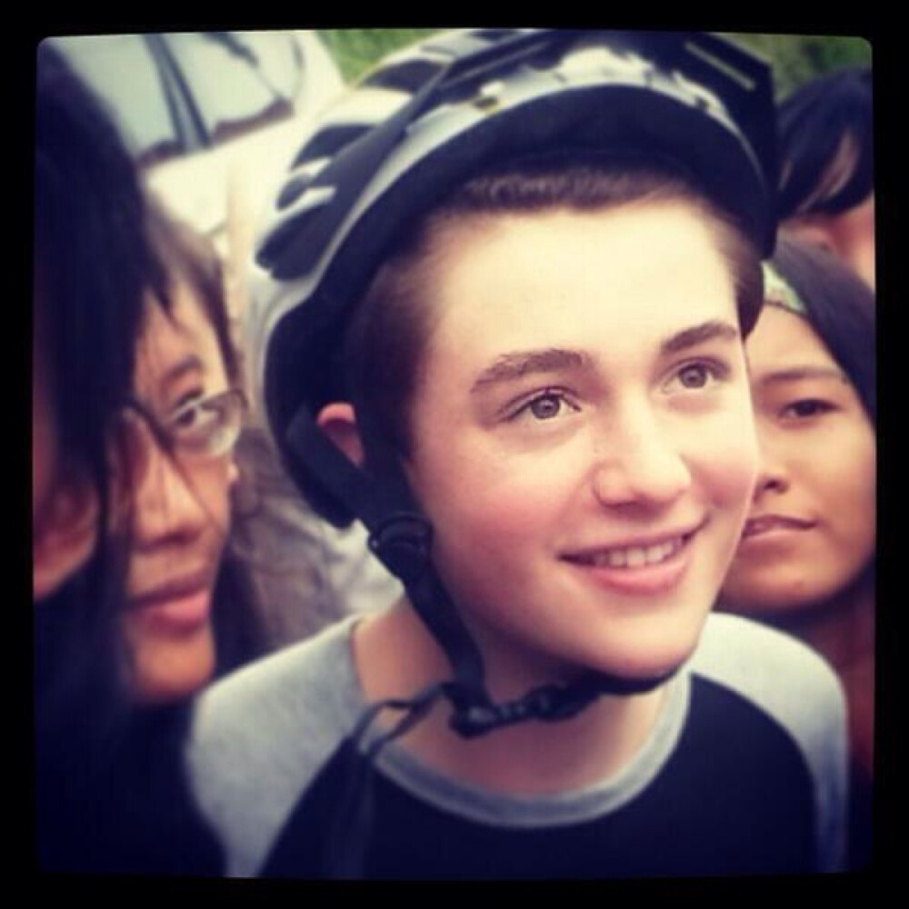 ☆Greyson在Facebook和Twitter等一些社交网站上拥有很多粉丝。截止到2010年8月17日，他的YouTube频道拥有超过220,000名订者，在音乐人拥有订阅者人数排名中排第30名。